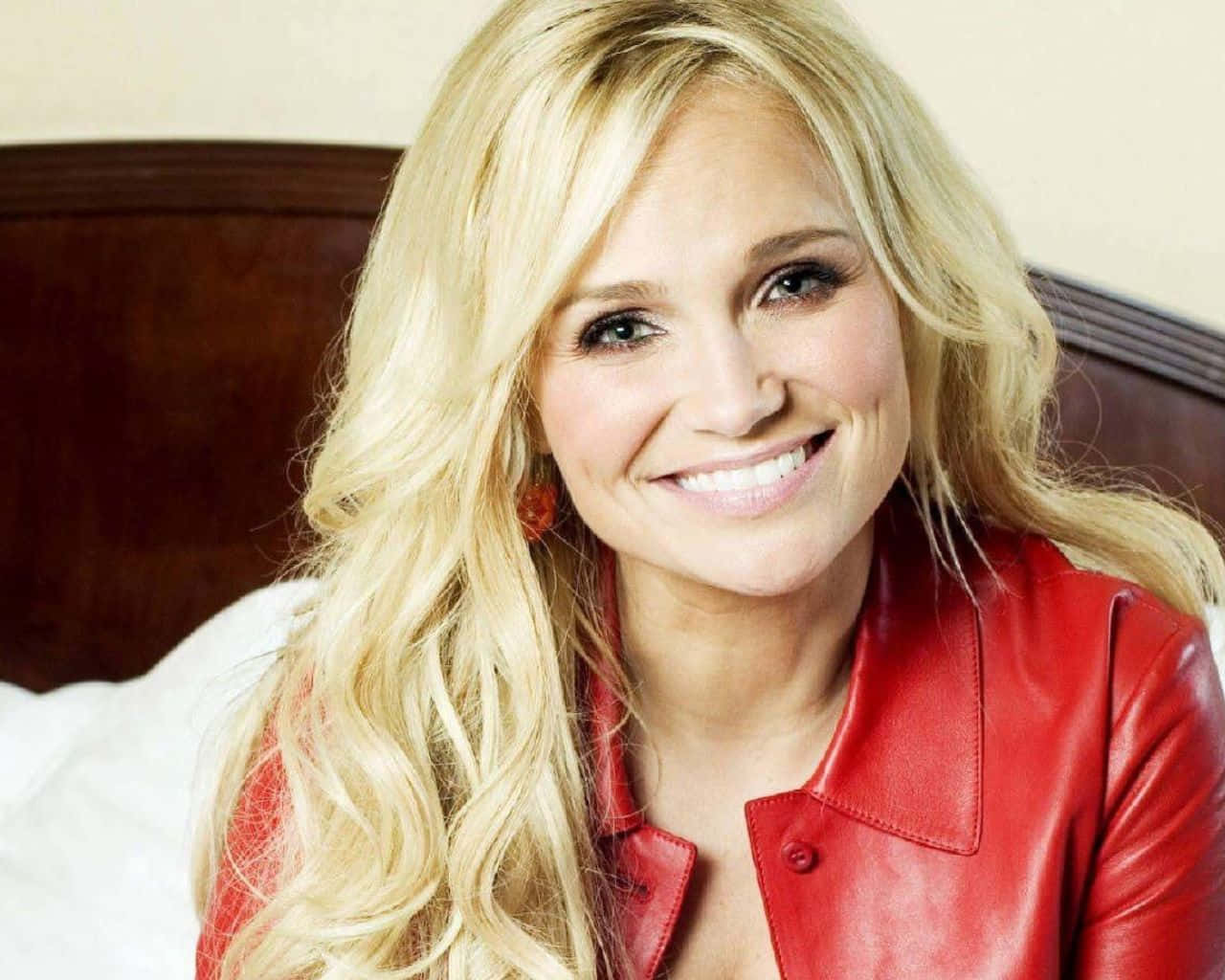 Kristin Chenoweth Posing Elegantly In A Stunning Outfit Wallpaper