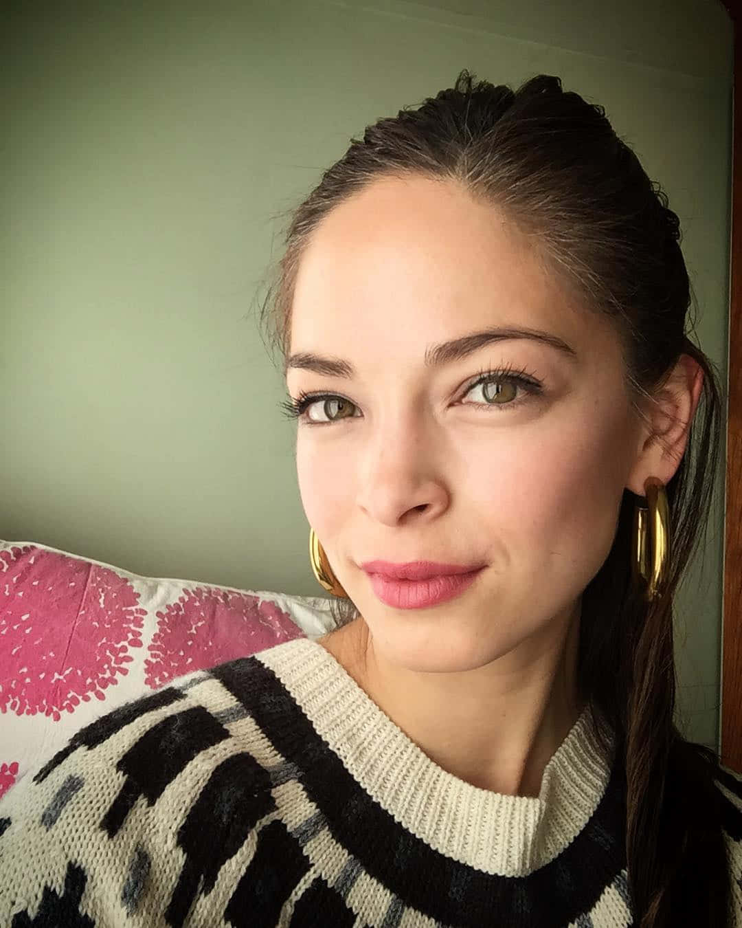 Kristin Kreuk Selfiewith Smile Wallpaper