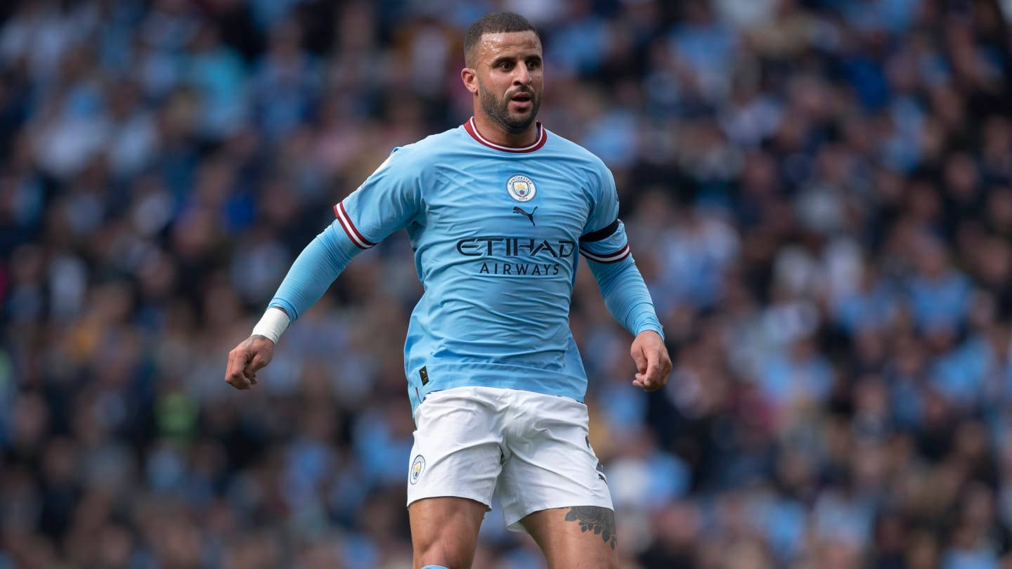 Kyle Walker Against Crowd Wallpaper