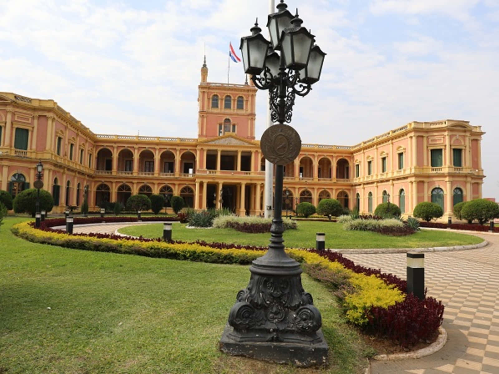 Lamp In Front Of Palacio De Lopez Asuncion Wallpaper