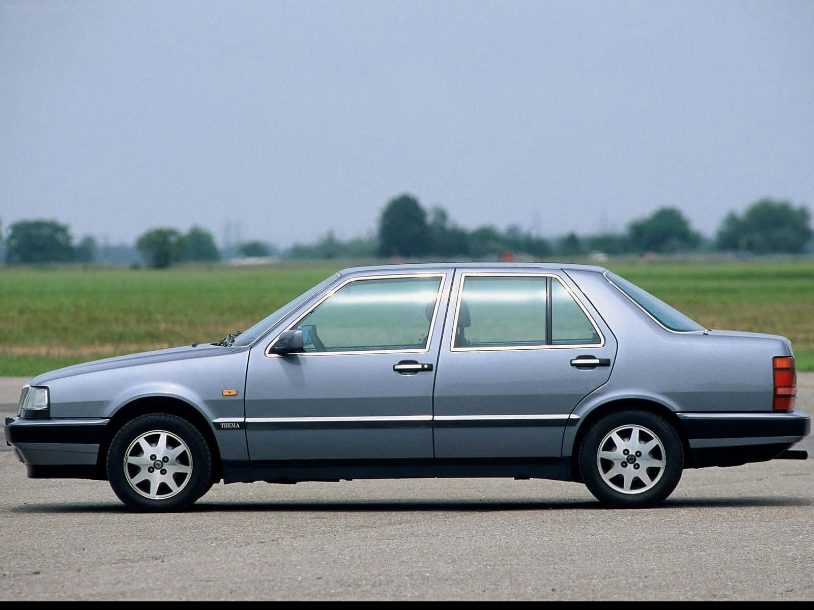 Lancia Thema Classic Sedan Wallpaper