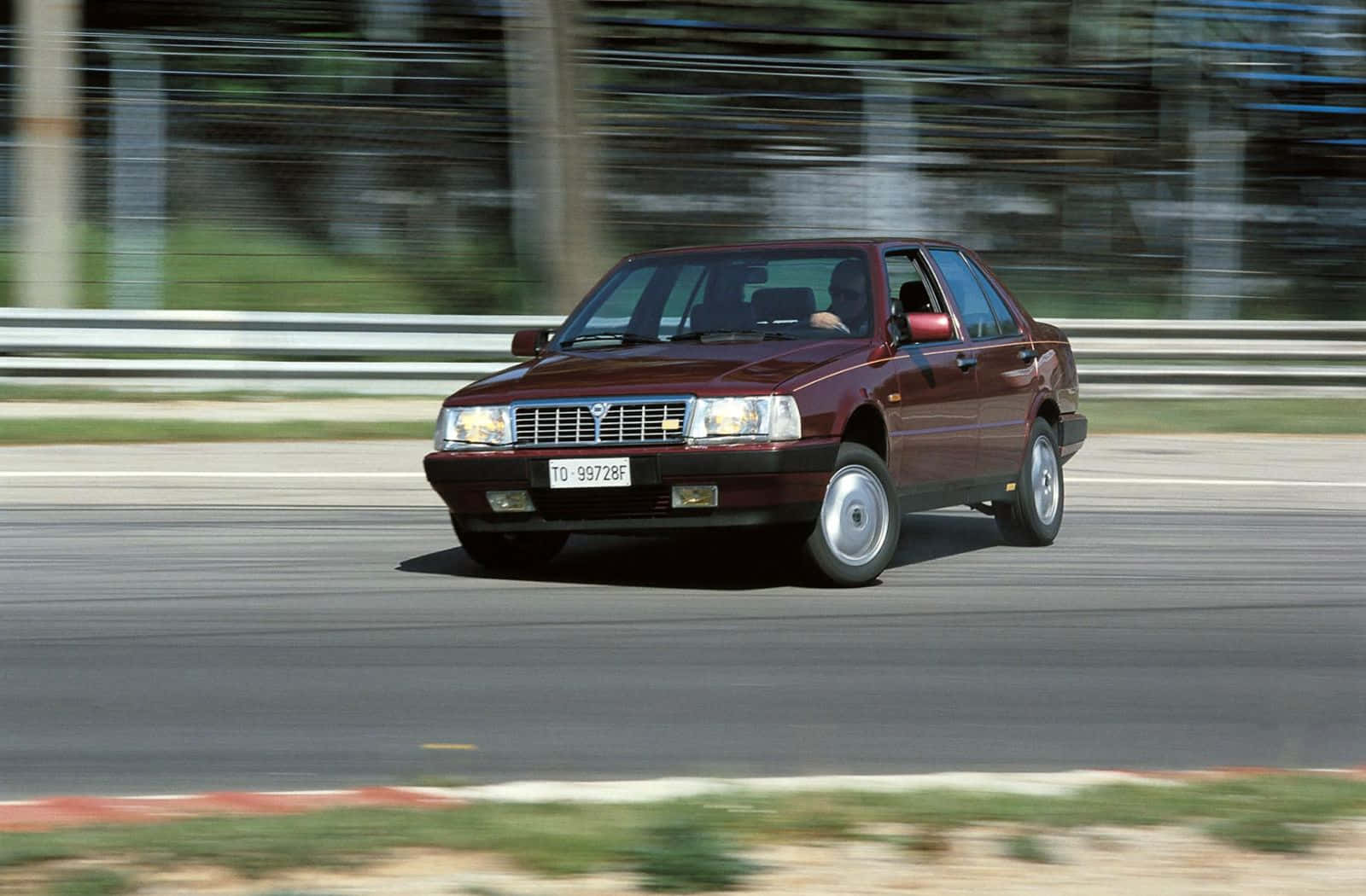 Lancia Thema Classic Sedan Motion Wallpaper