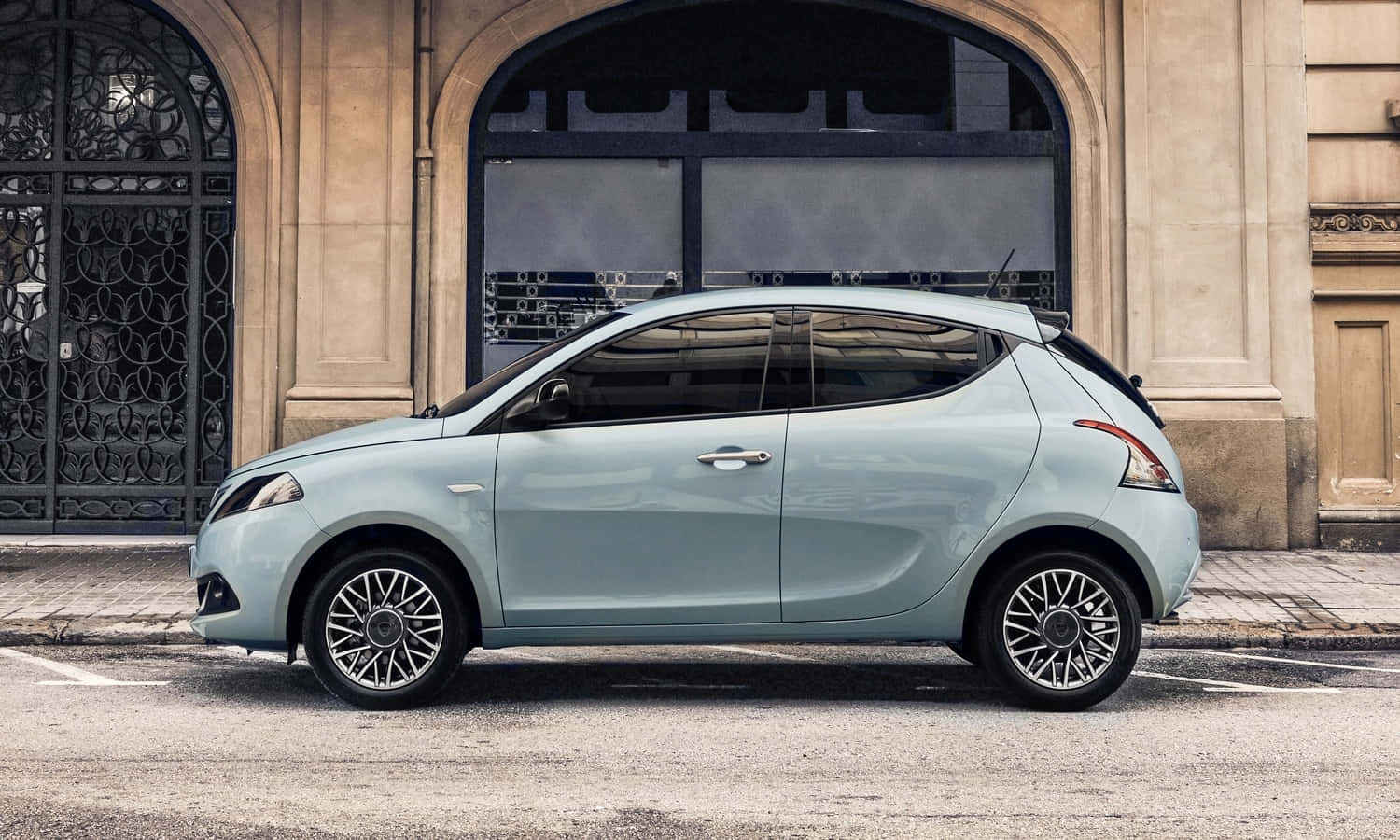 Lancia Ypsilon Urban Setting Wallpaper