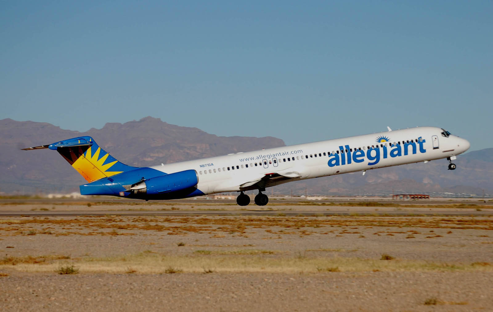 Landing Allegiant Air Wallpaper