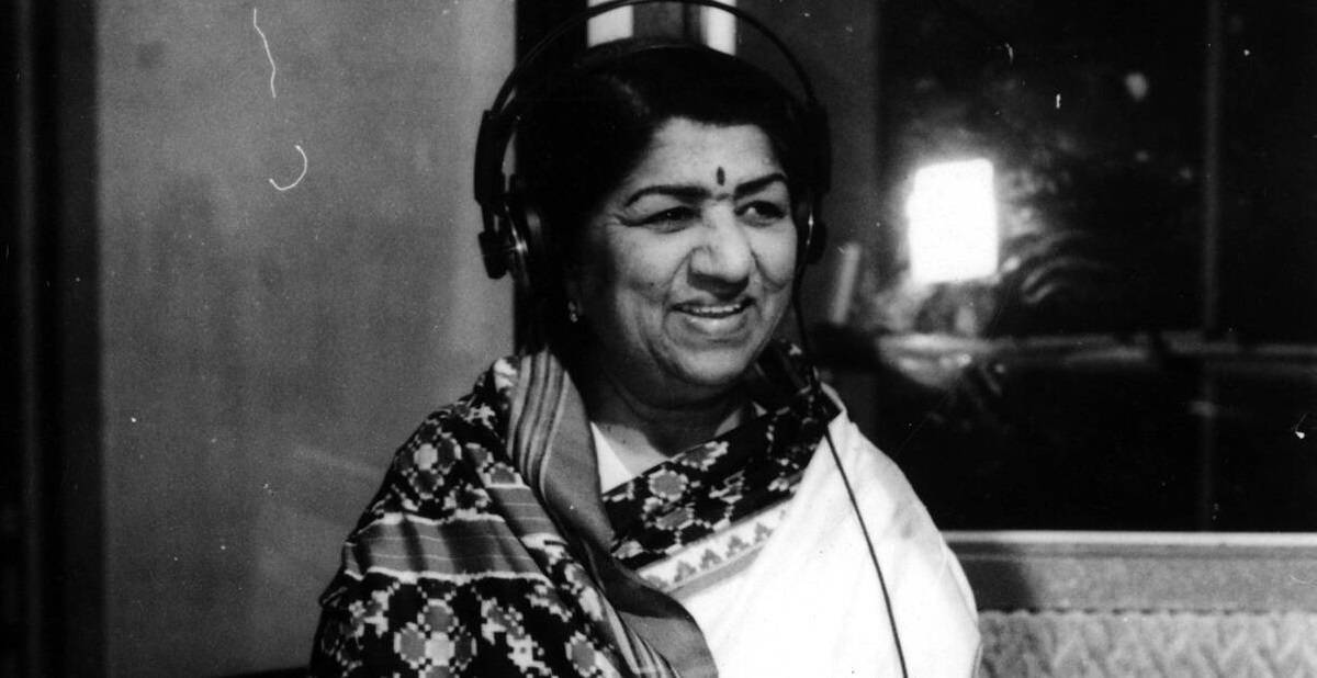 Lata Mangeshkar In Recording Studio Wallpaper