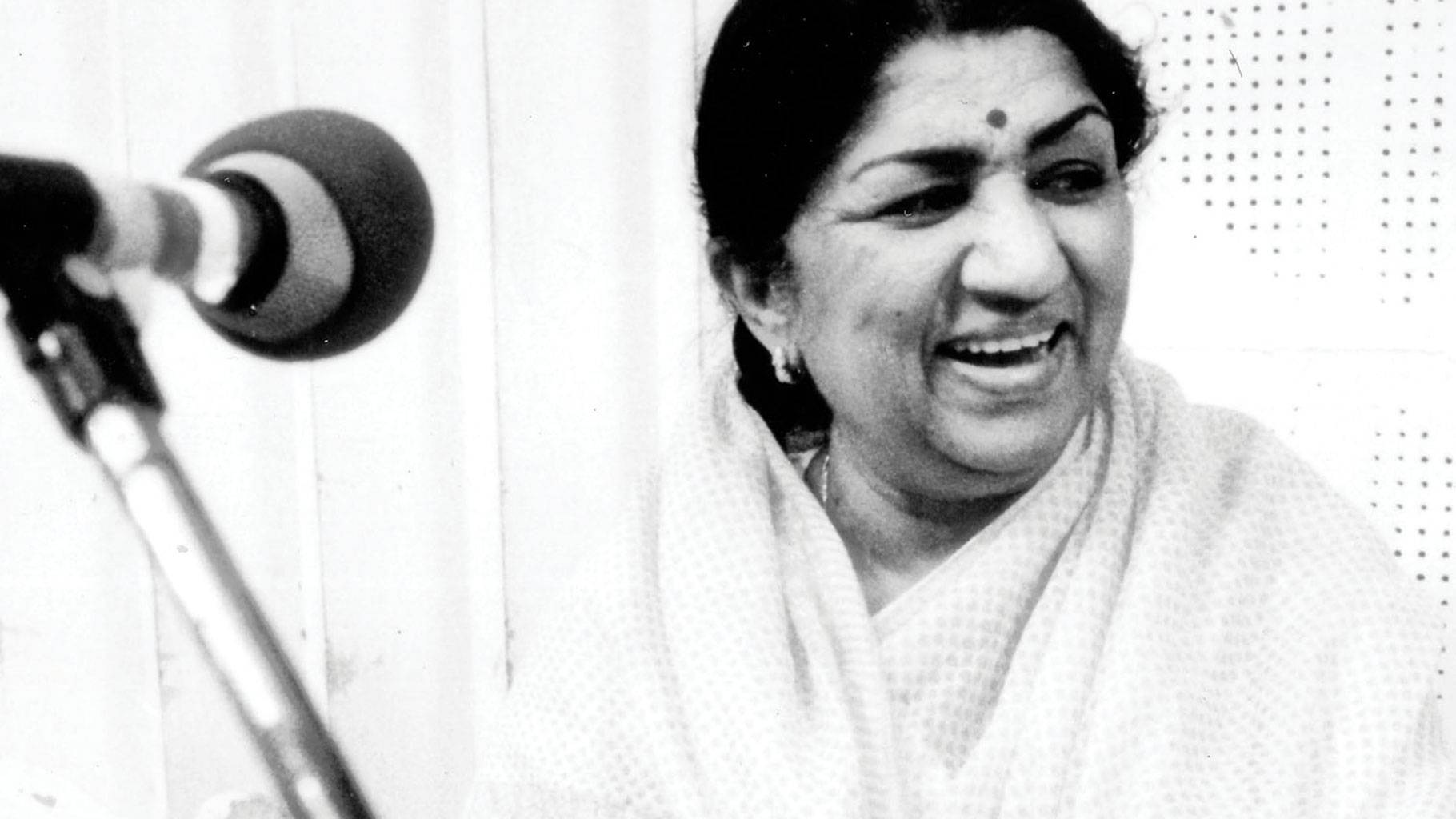 Lata Mangeshkar On Stage Wallpaper