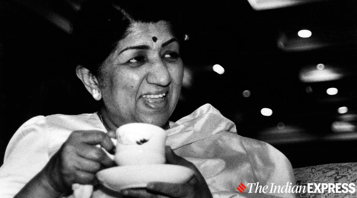 Lata Mangeshkar With Coffee Cup Wallpaper