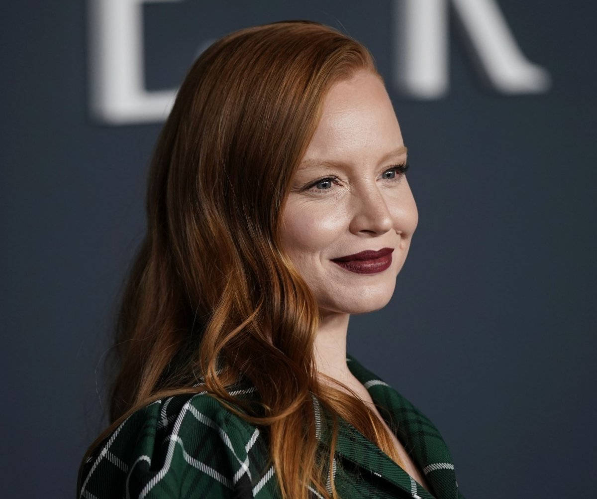 Lauren Ambrose With A Dark Lip Color Wallpaper