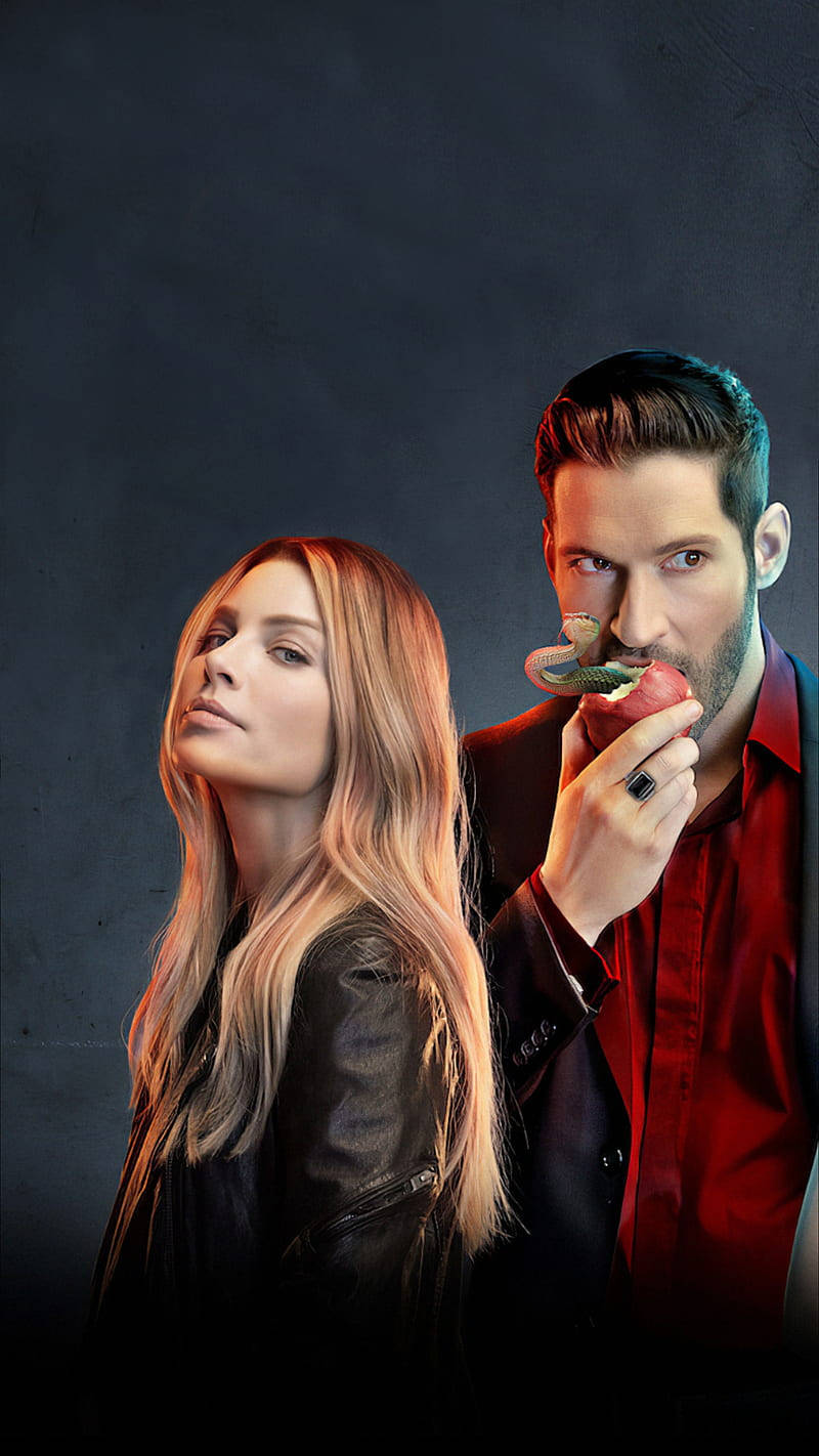 Lauren German Glancing With Tom Ellis Wallpaper