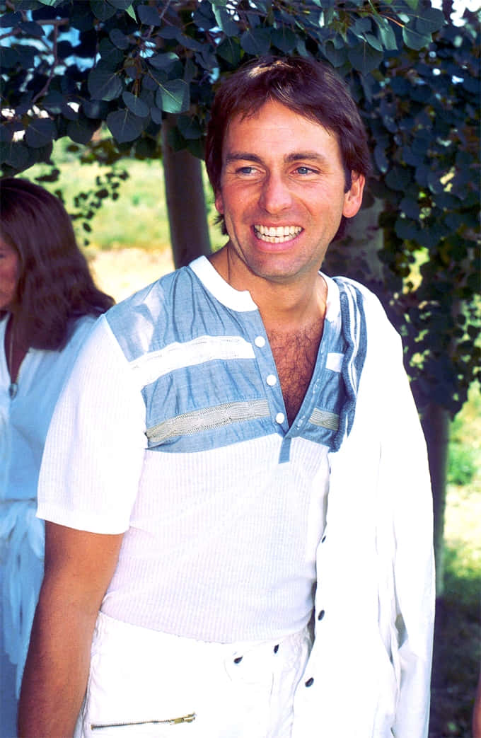 Legendary Actor John Ritter Posing For Portrait Wallpaper