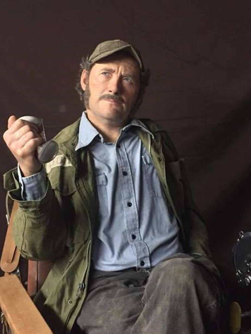 Legendary Actor Robert Shaw Glancing In A Dark Setting Wallpaper