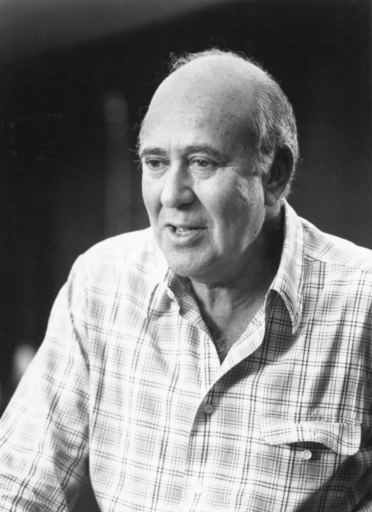 Legendary Comedian And Director Carl Reiner Wallpaper