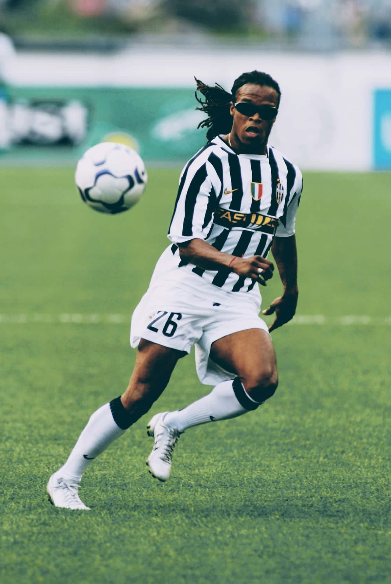 Legendary Footballer Edgar Davids Sporting His Number 26 Jersey Wallpaper