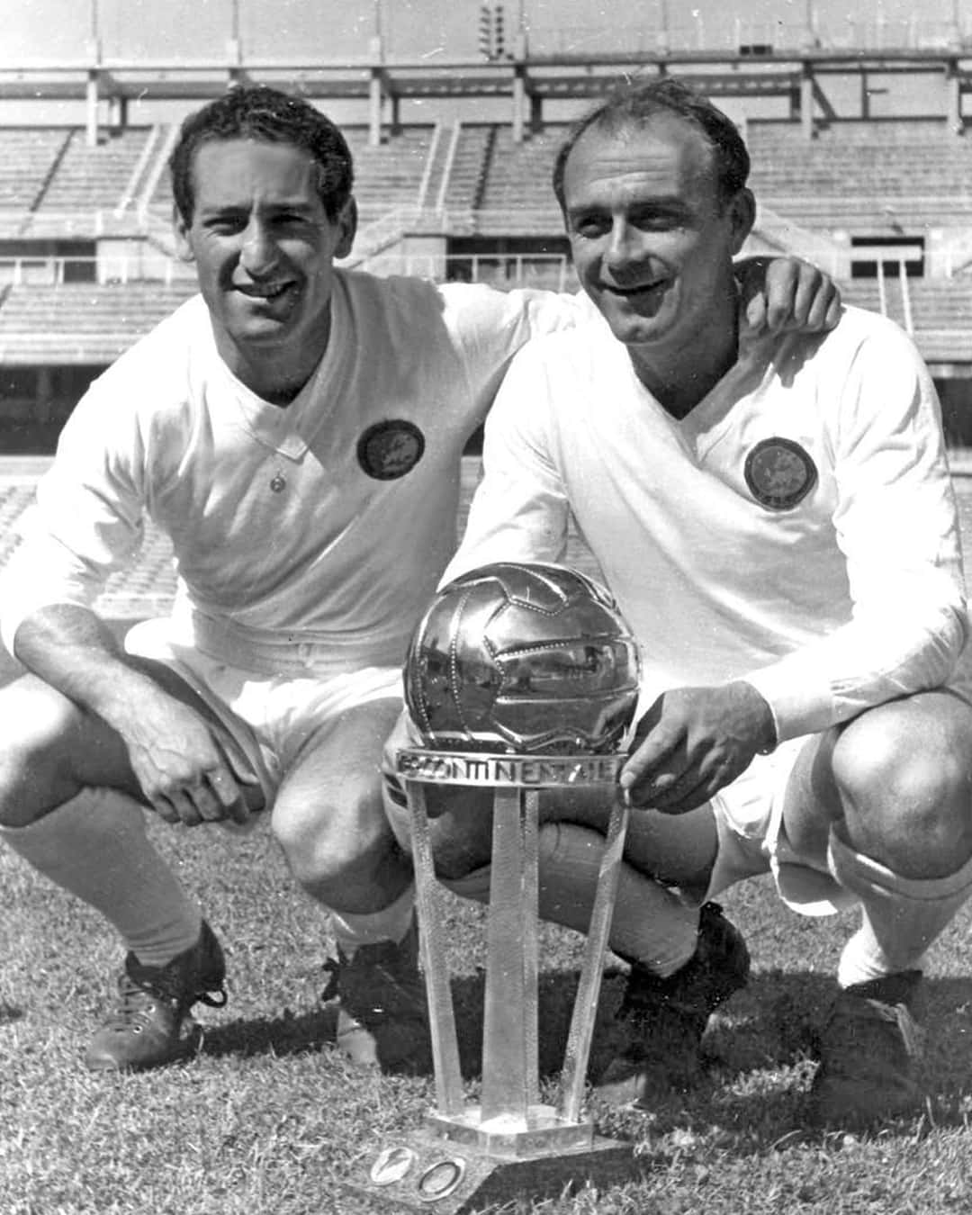 Legendary Footballers Francisco Gento With Alfredo Di Stéfano Wallpaper