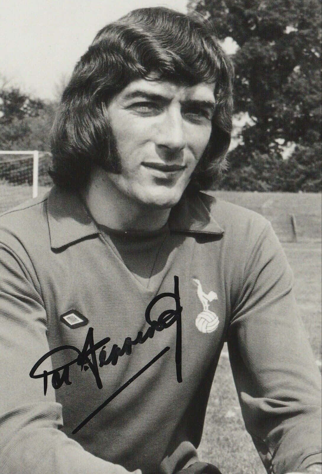 Legendary Goalkeeper Pat Jennings In Arsenal Stadium Wallpaper