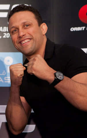 Legendary Martial Artist Renzo Gracie In Fighting Stance Wallpaper