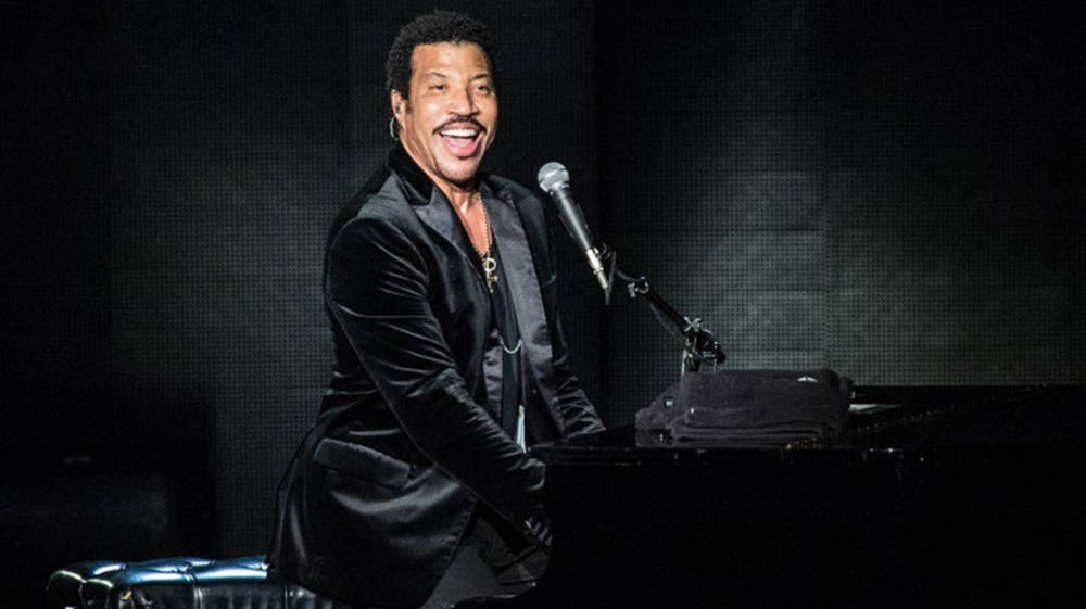 Legendary Music Icon Lionel Richie Performing Live In Arlington, Texas. Wallpaper