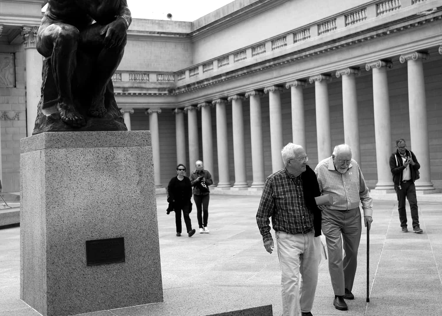 Legionof Honor Courtyard Visitors Wallpaper