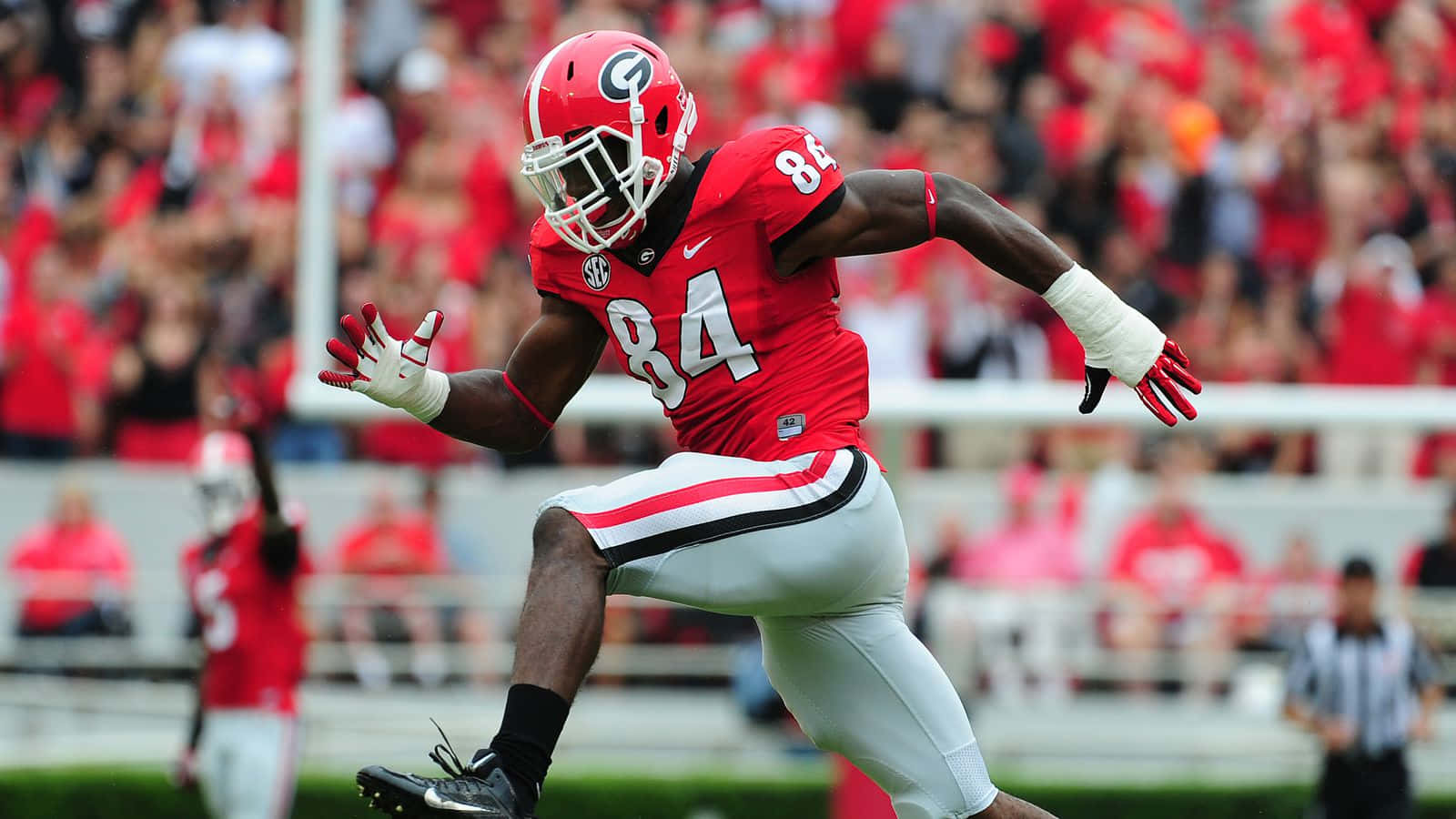 Leonard Floyd Sprinting Football Athlete Stance Wallpaper