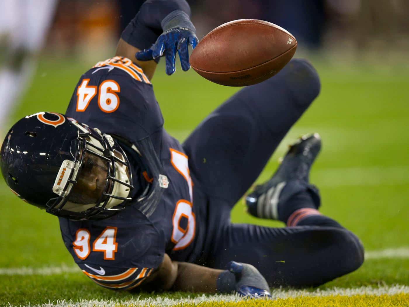 Leonard Floyd Tackling Football On The Ground Wallpaper