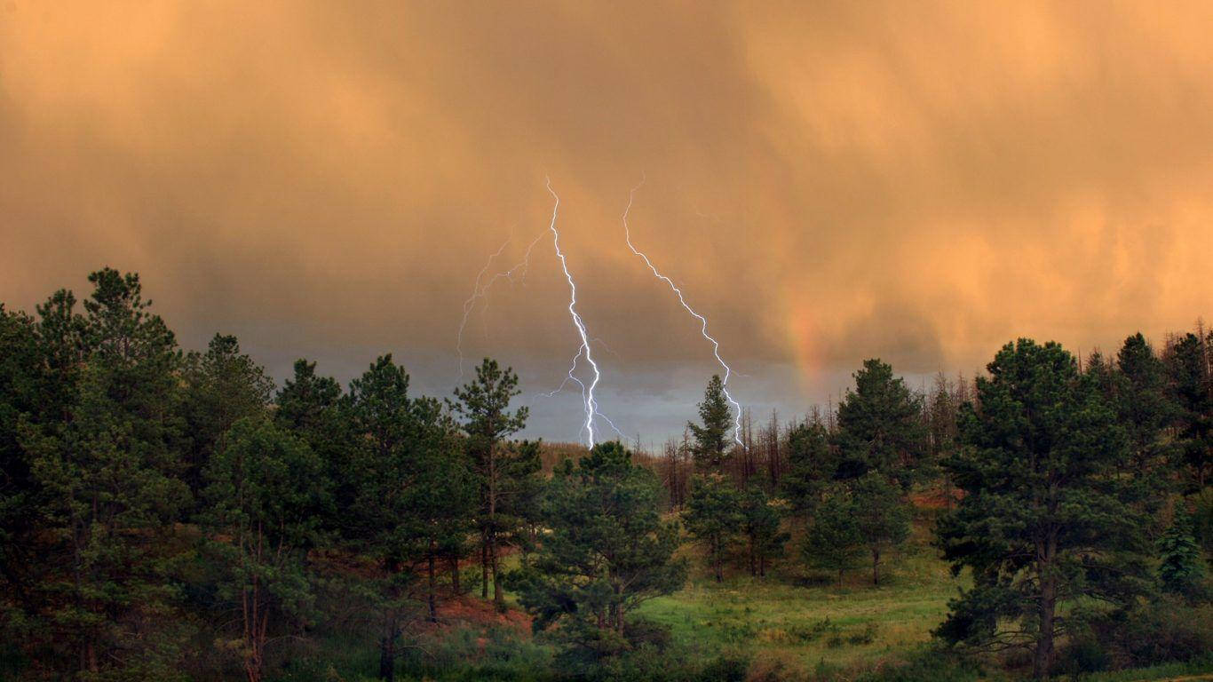 Lightning In Nauru Mountain Wallpaper