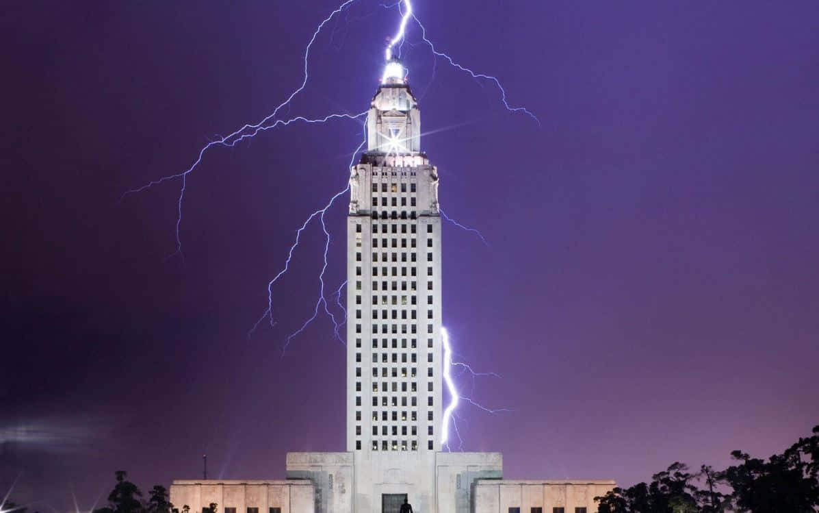 Lightning Strikeat Louisiana State Capitol Baton Rouge Wallpaper