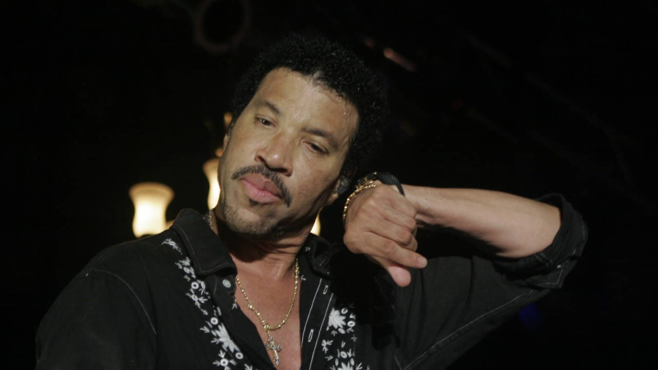 Lionel Richie In An Electrifying Performance During The Home Coming Tour, 2007 Wallpaper