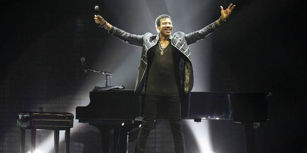 Lionel Richie Liverpool Echo Arena Concert Wallpaper