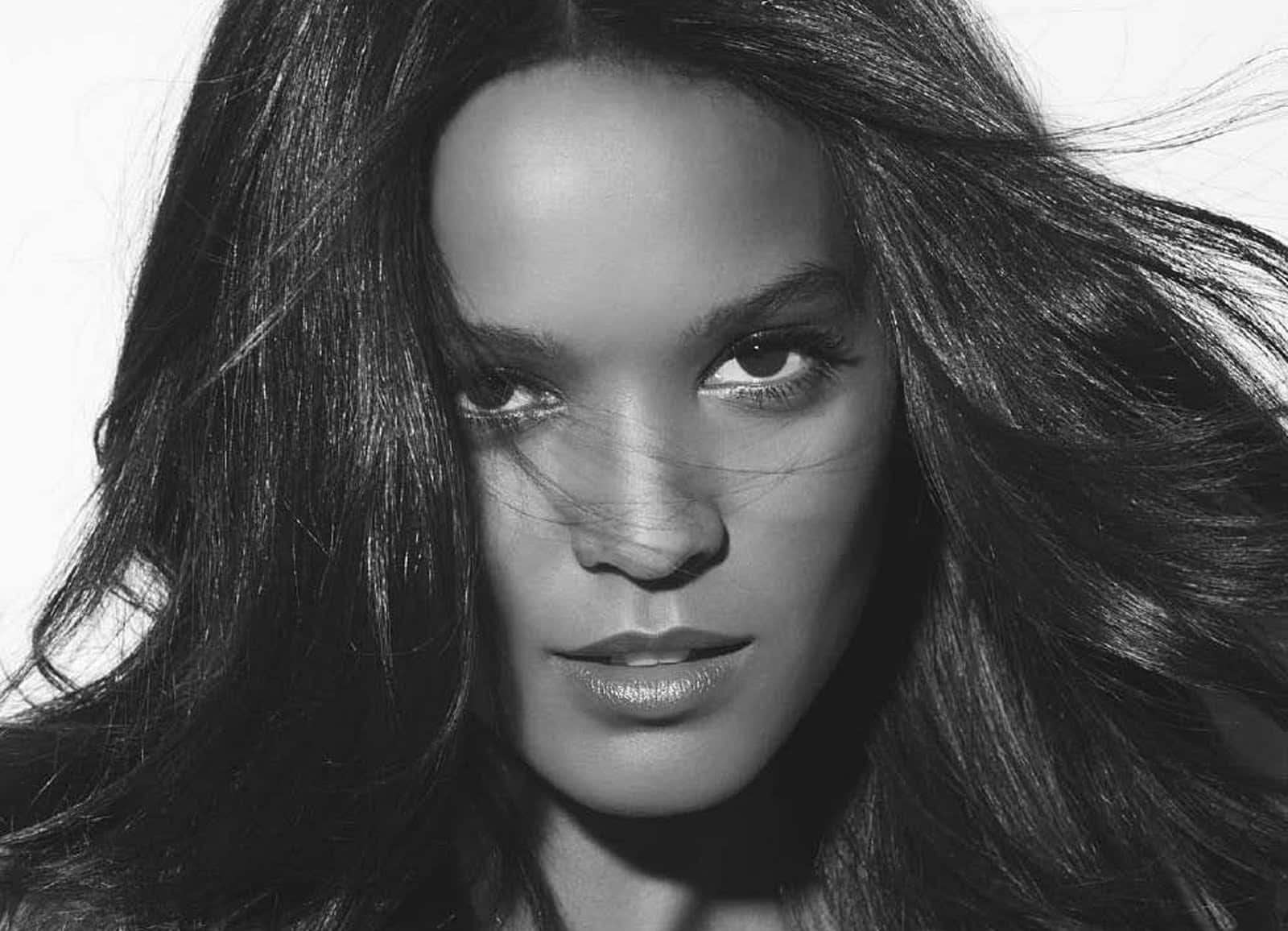 Liya Kebede Radiating Elegance In A Stunning Black Outfit Wallpaper