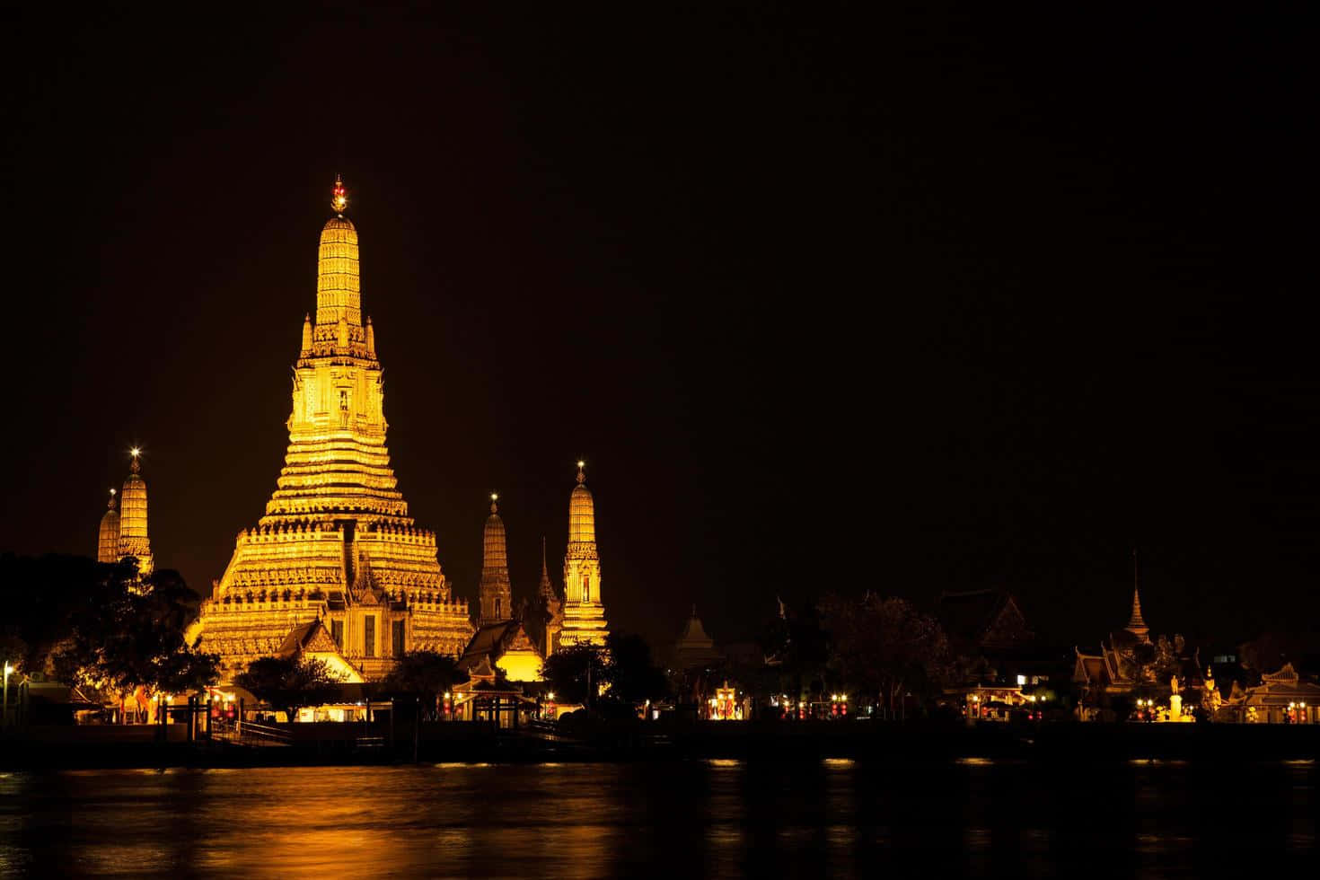 Lovely Wat Arun At Night Wallpaper