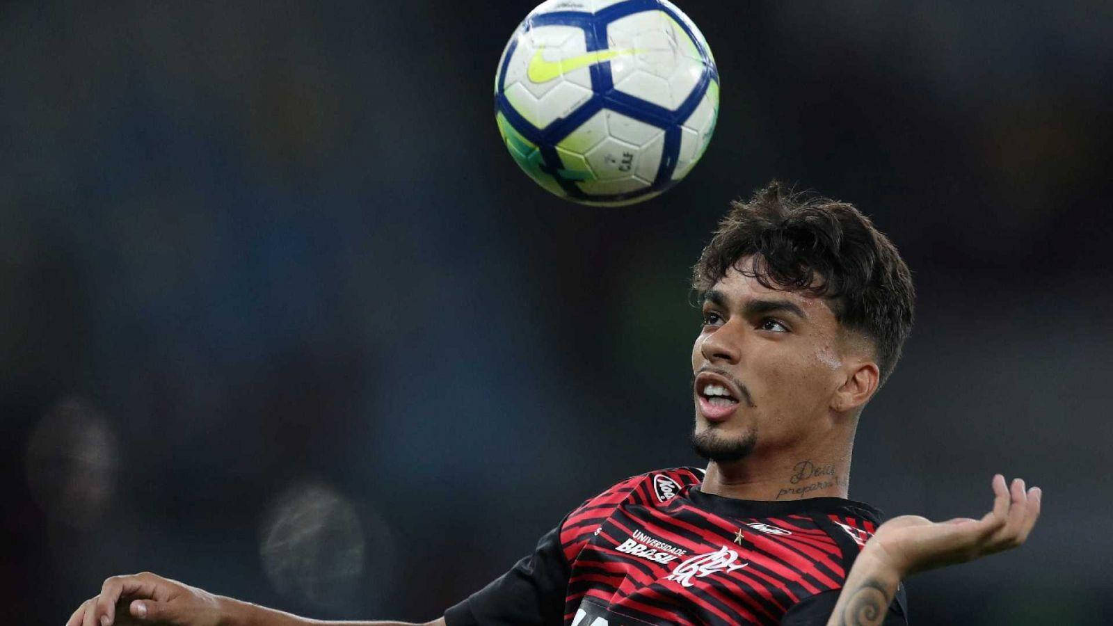 Lucas Paquetá Focusing On Ball Wallpaper