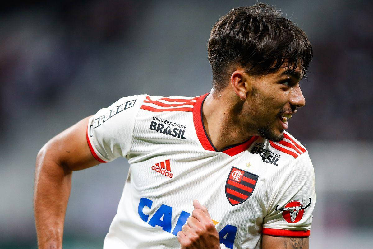 Lucas Paquetá White Uniform Side View Wallpaper