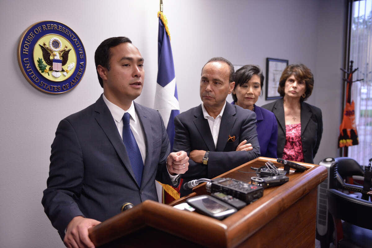 Luis Gutiérrez Attentively Listening Wallpaper