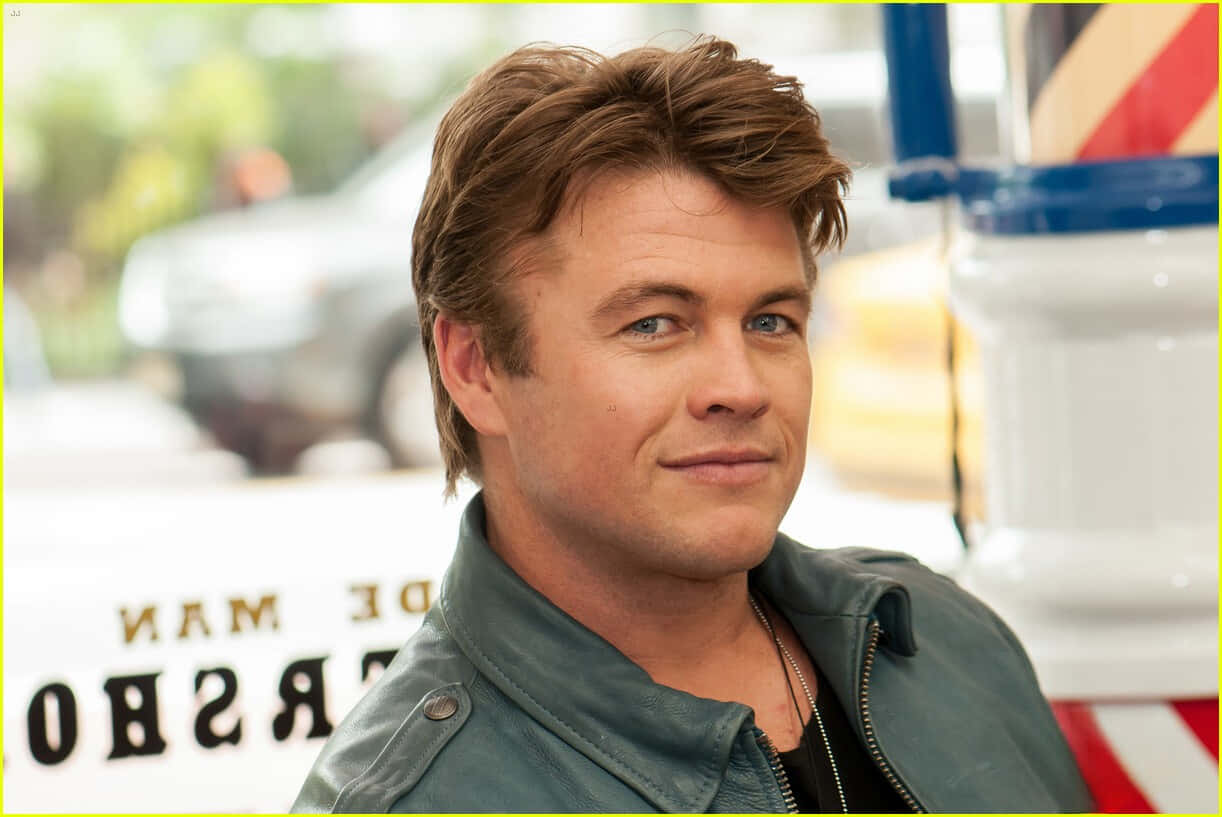 Luke Hemsworth Smiling Casually Wallpaper