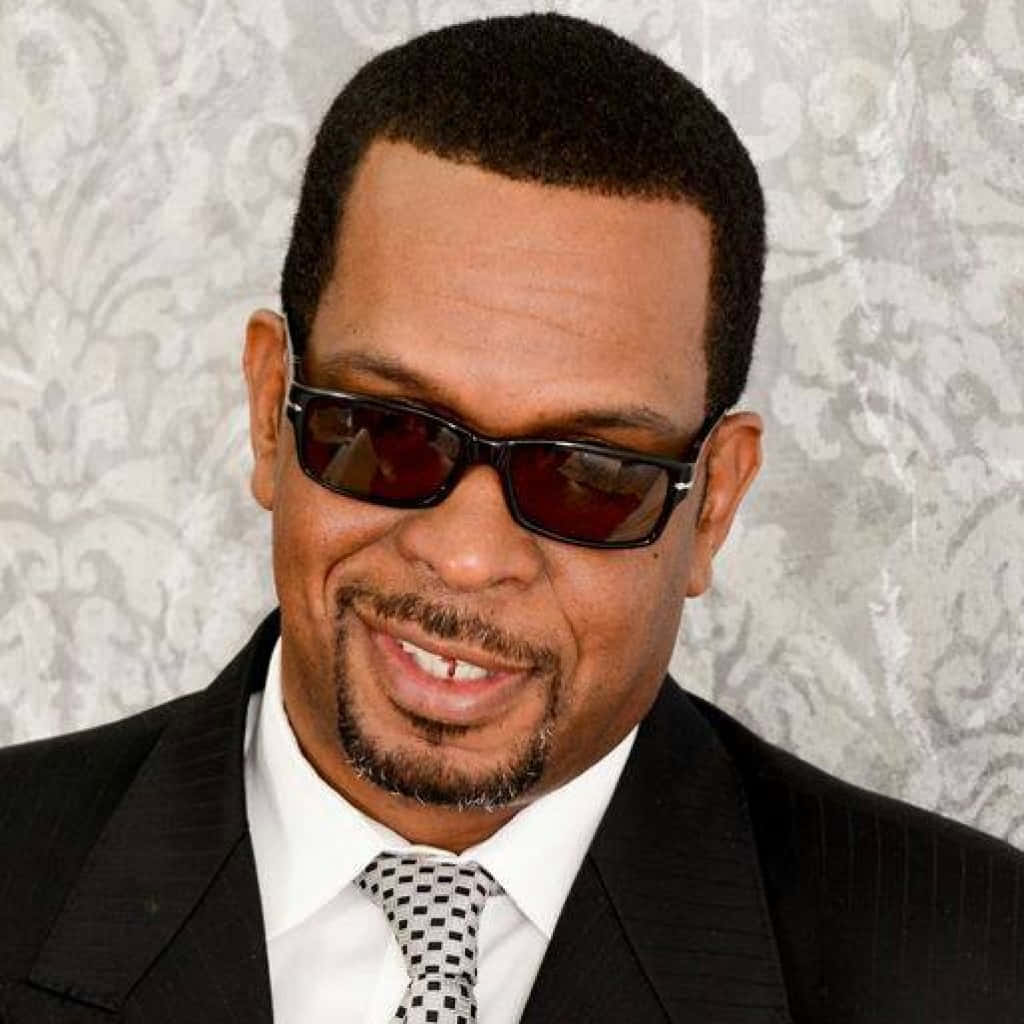 Luther Campbell Smilingin Suit Wallpaper