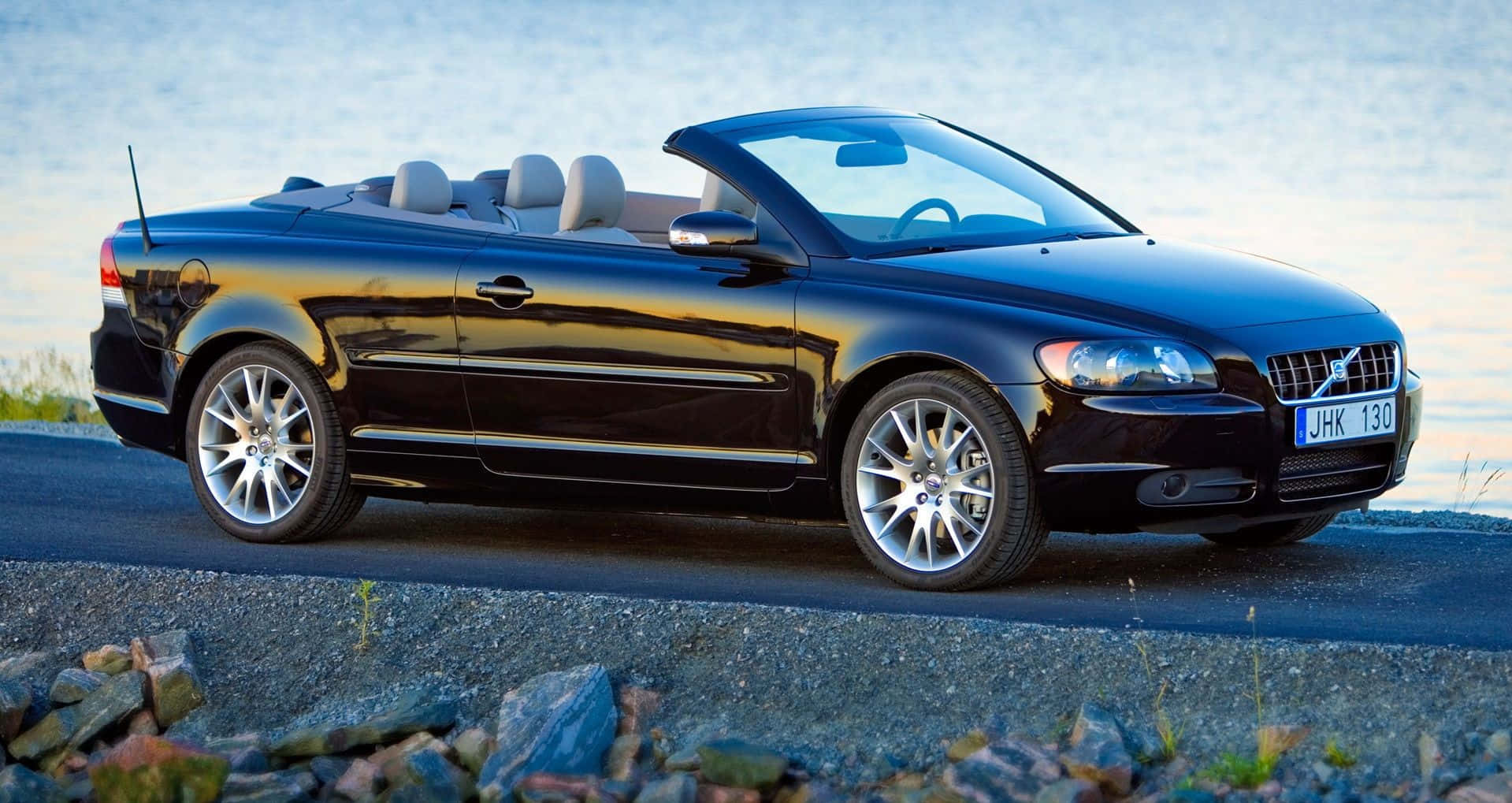 Luxurious Volvo C70 In Vibrant Cityscape Wallpaper