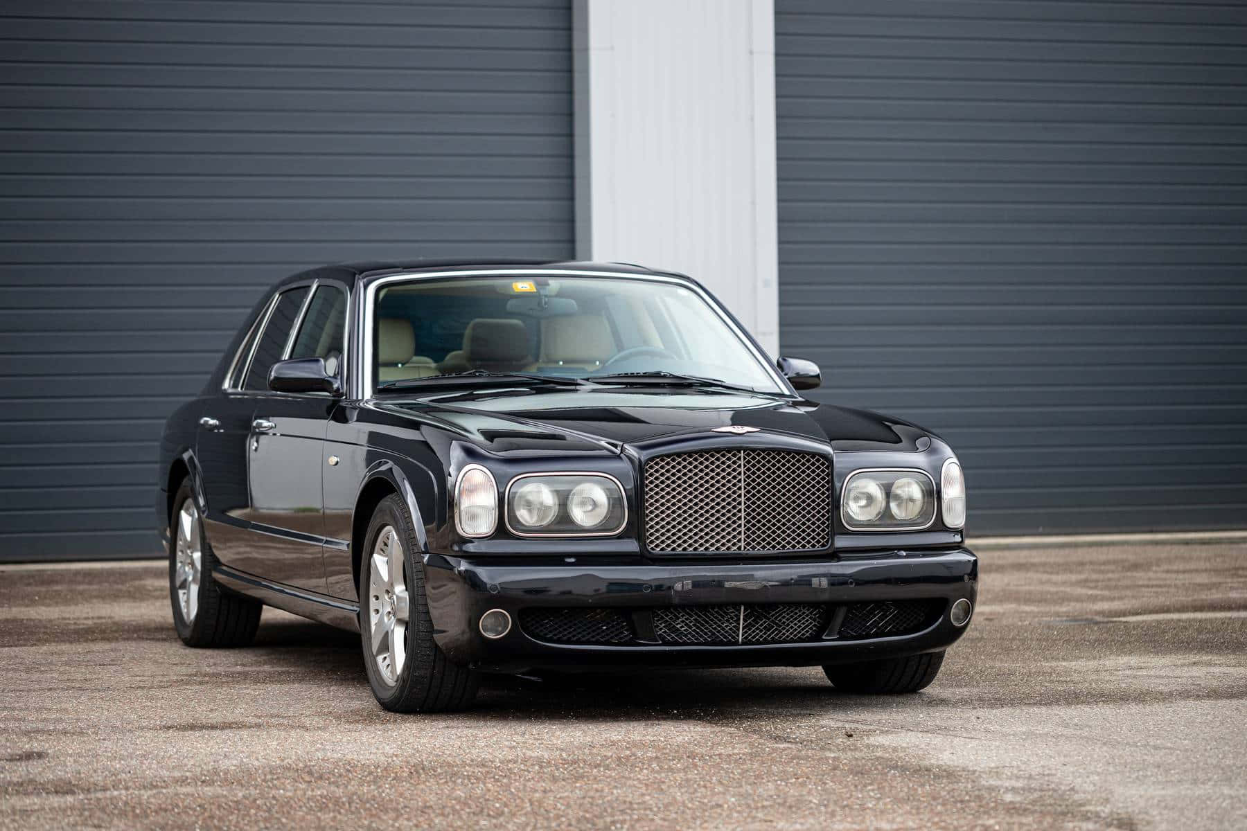 Luxury Meets Elegance - Bentley Arnage Wallpaper