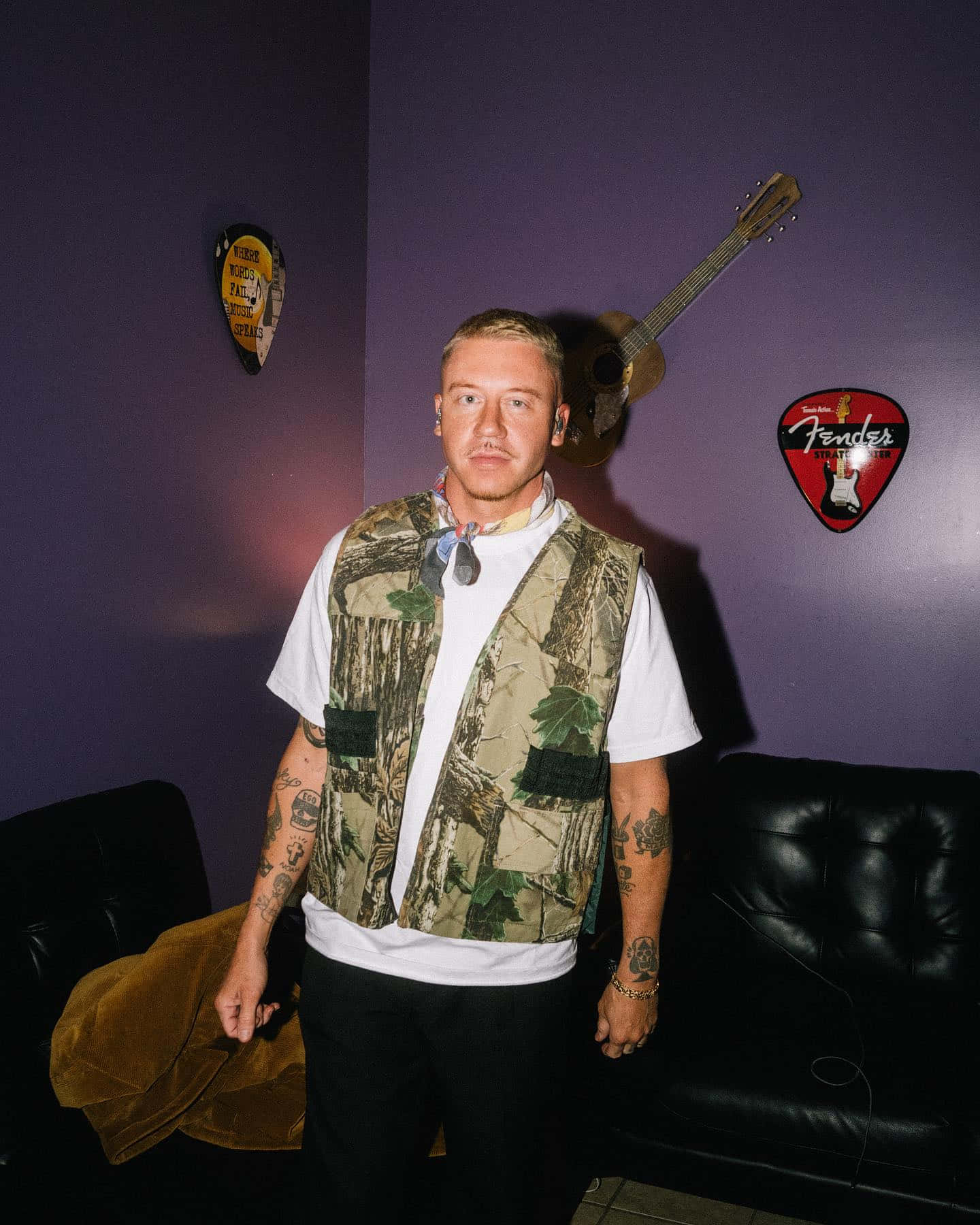 Macklemorein Camouflage Vest Wallpaper