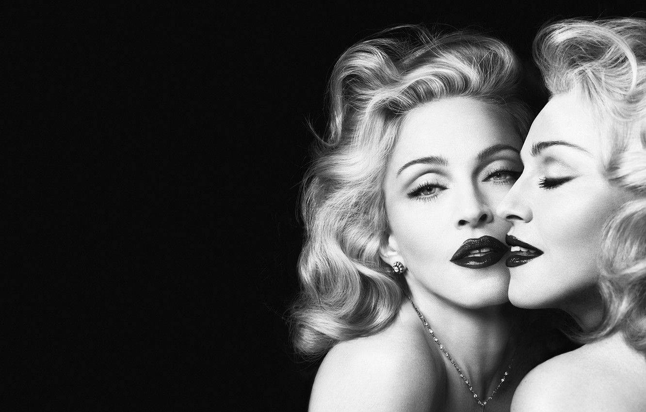 Madonna Showcases Her Artistry In Her Iconic Mirror Shot Wallpaper