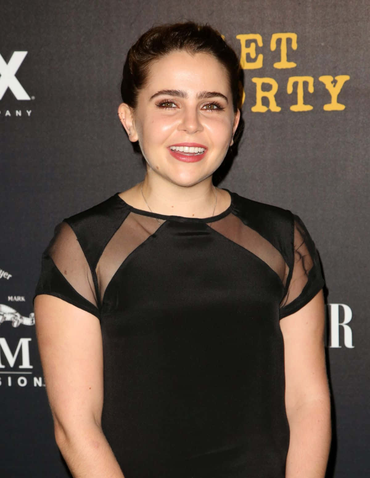 Mae Whitman Posing Elegantly In Casual Wear Wallpaper