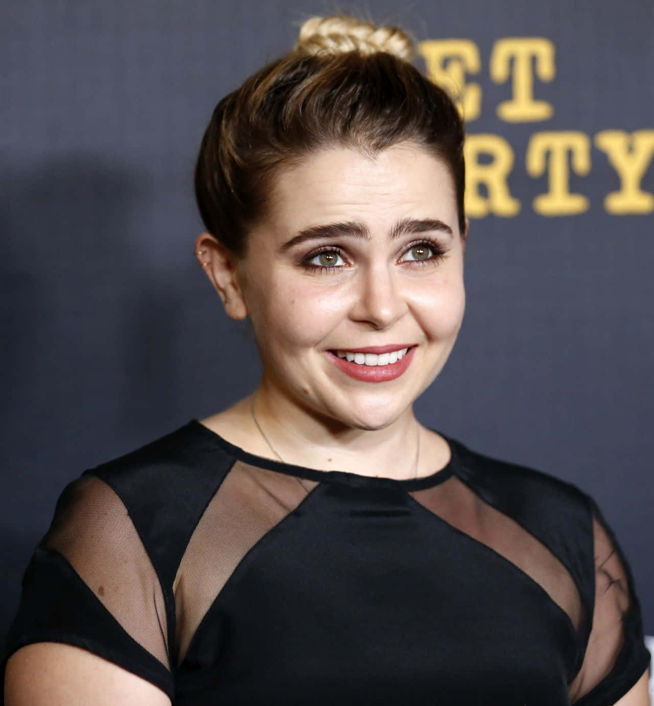 Mae Whitman: Radiant Beauty In A Casual Look Wallpaper