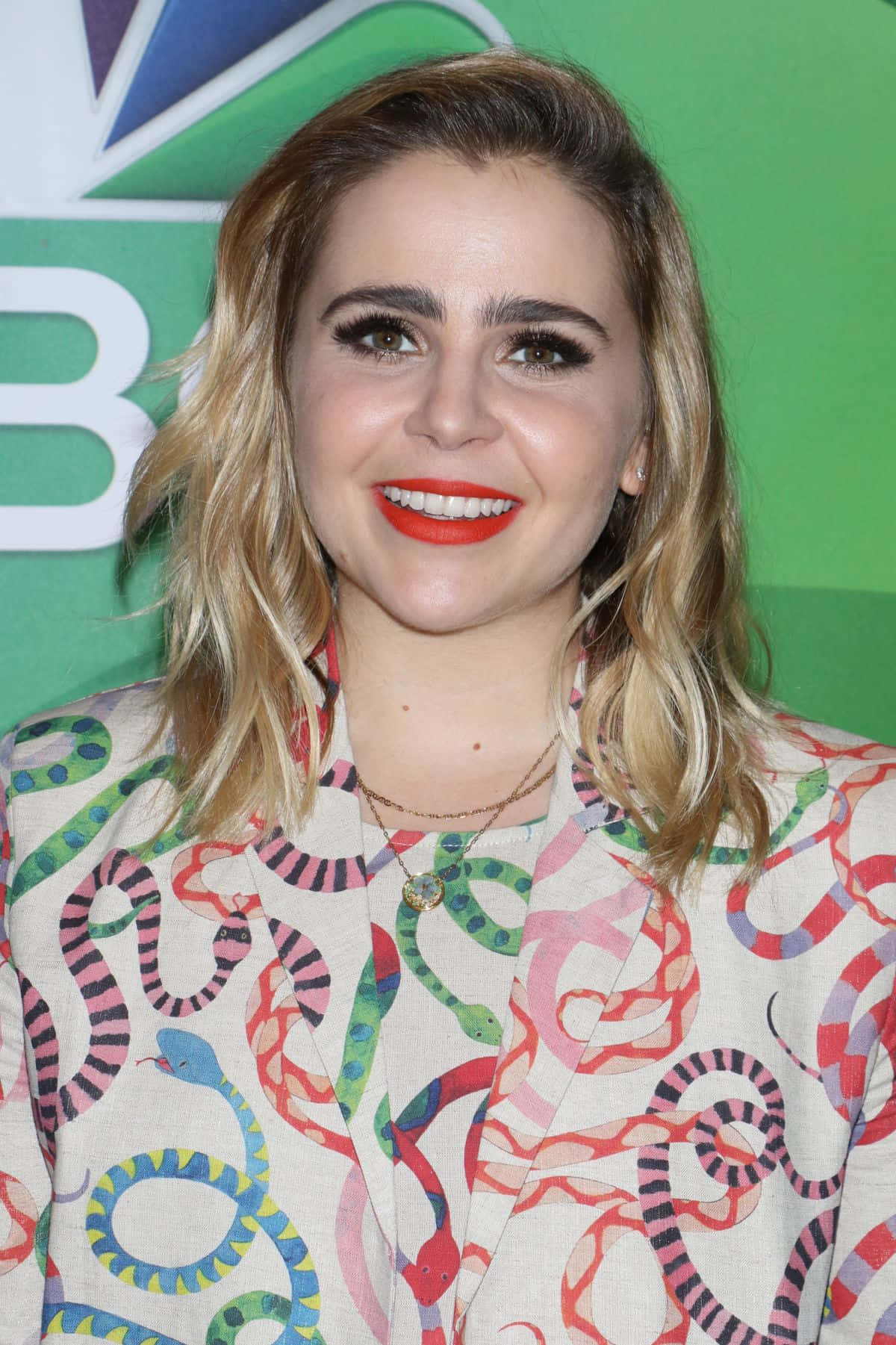 Mae Whitman Smiling Radiantly Wallpaper