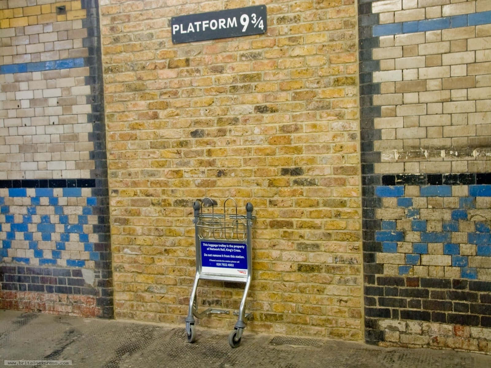 Magical Entrance To Hogwarts - Platform 9 3/4 Wallpaper