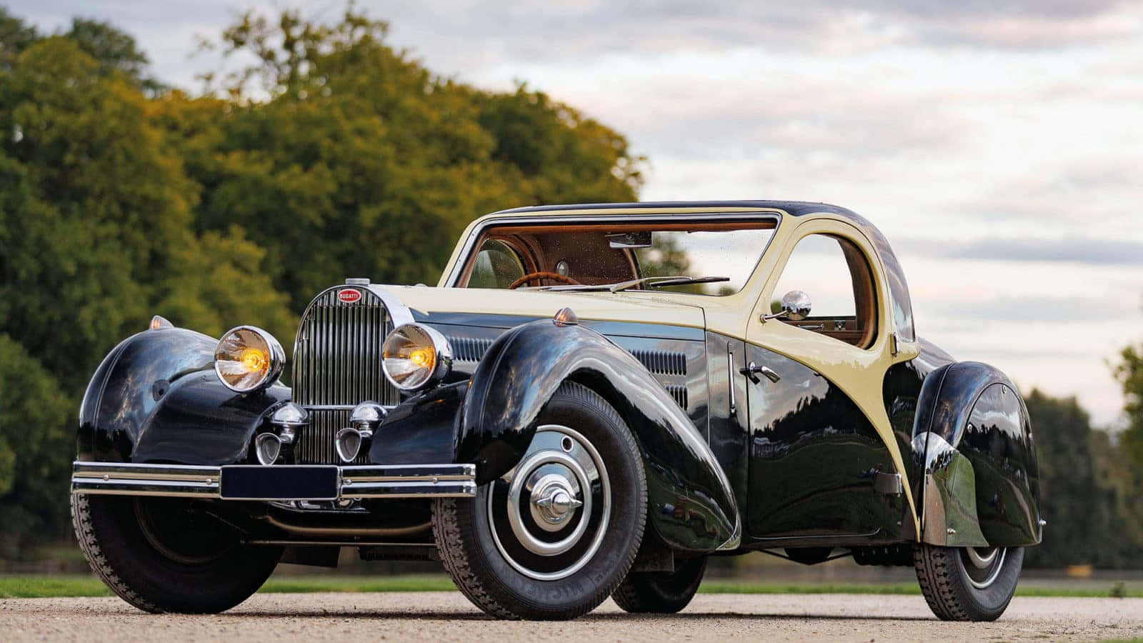 Majestic Bugatti Type 41 Royale - Blend Of Luxury And Performance Wallpaper