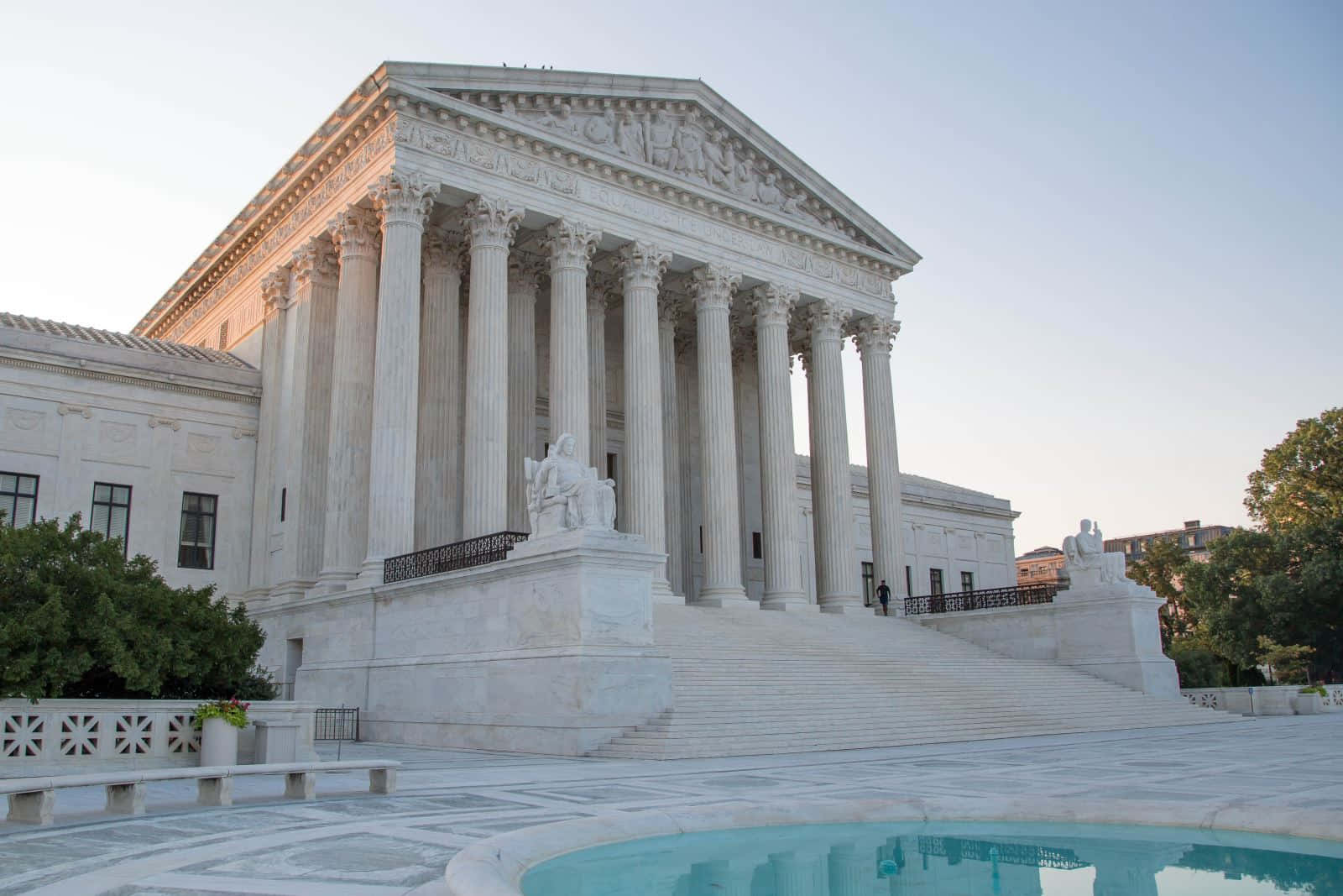 Majestic Facade Of The Supreme Court Building Wallpaper