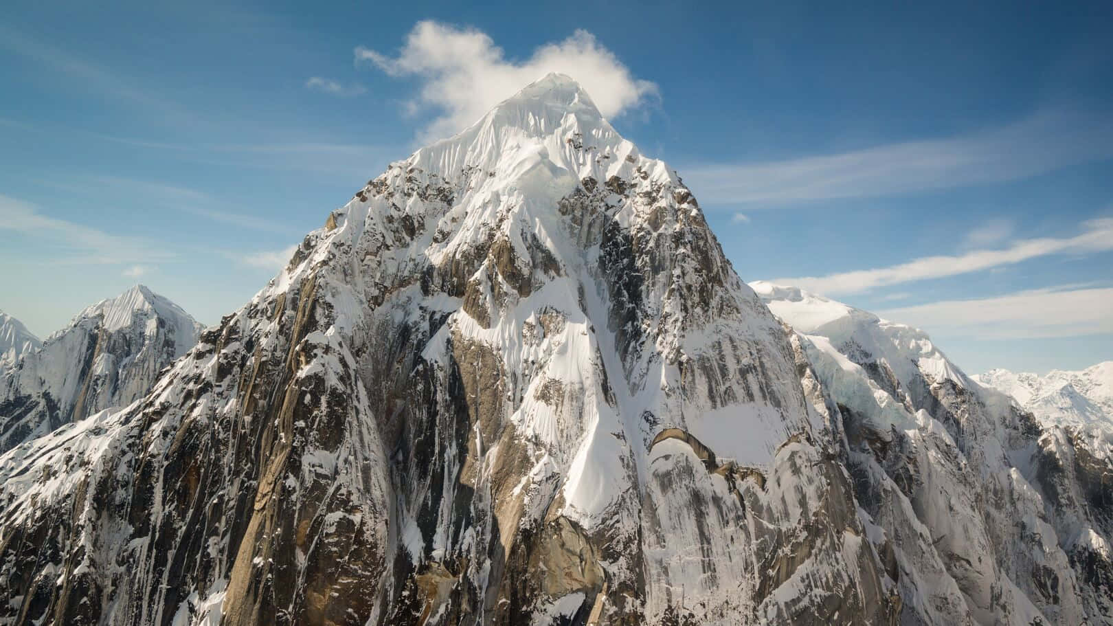 Majestic_ Mountain_ Peak_ Snow_ Covered Wallpaper