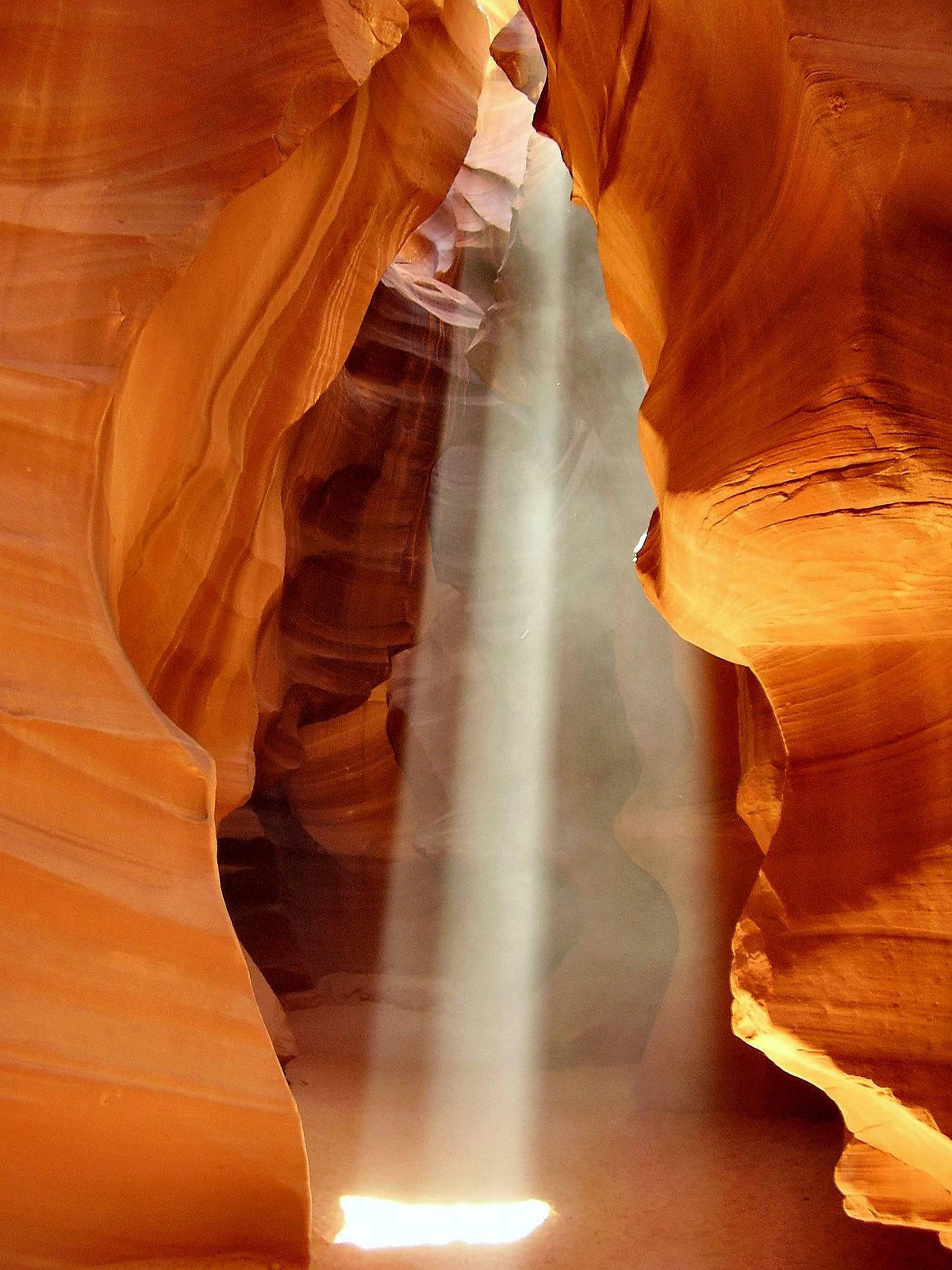 Majestic Ray Of Light In Antelope Canyon Wallpaper