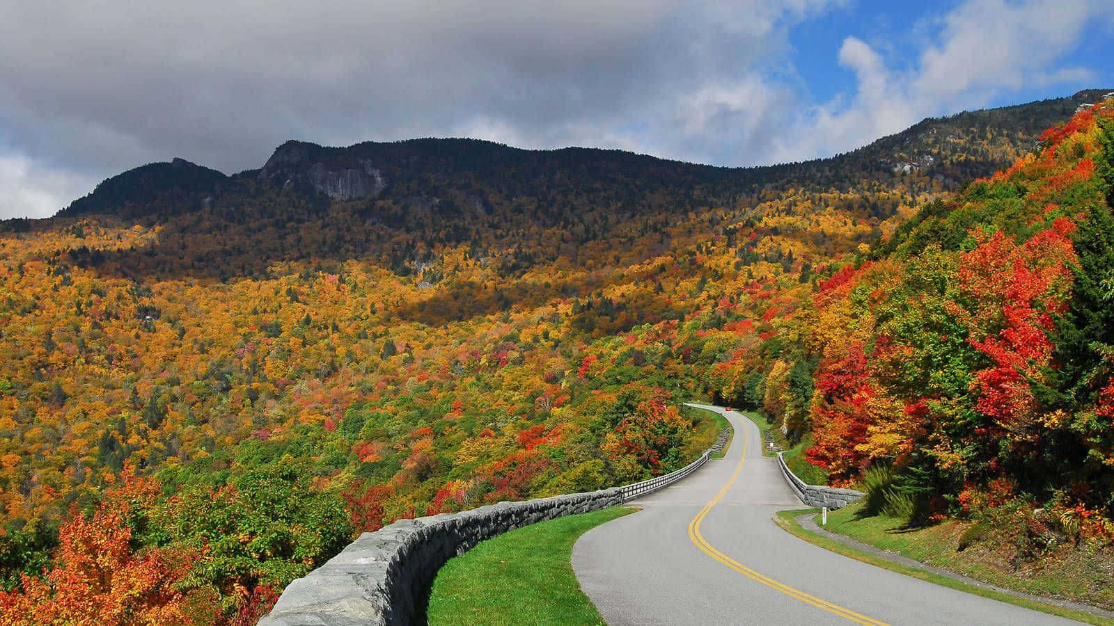 Majestic View Of Blue Ridge Mountains Wallpaper