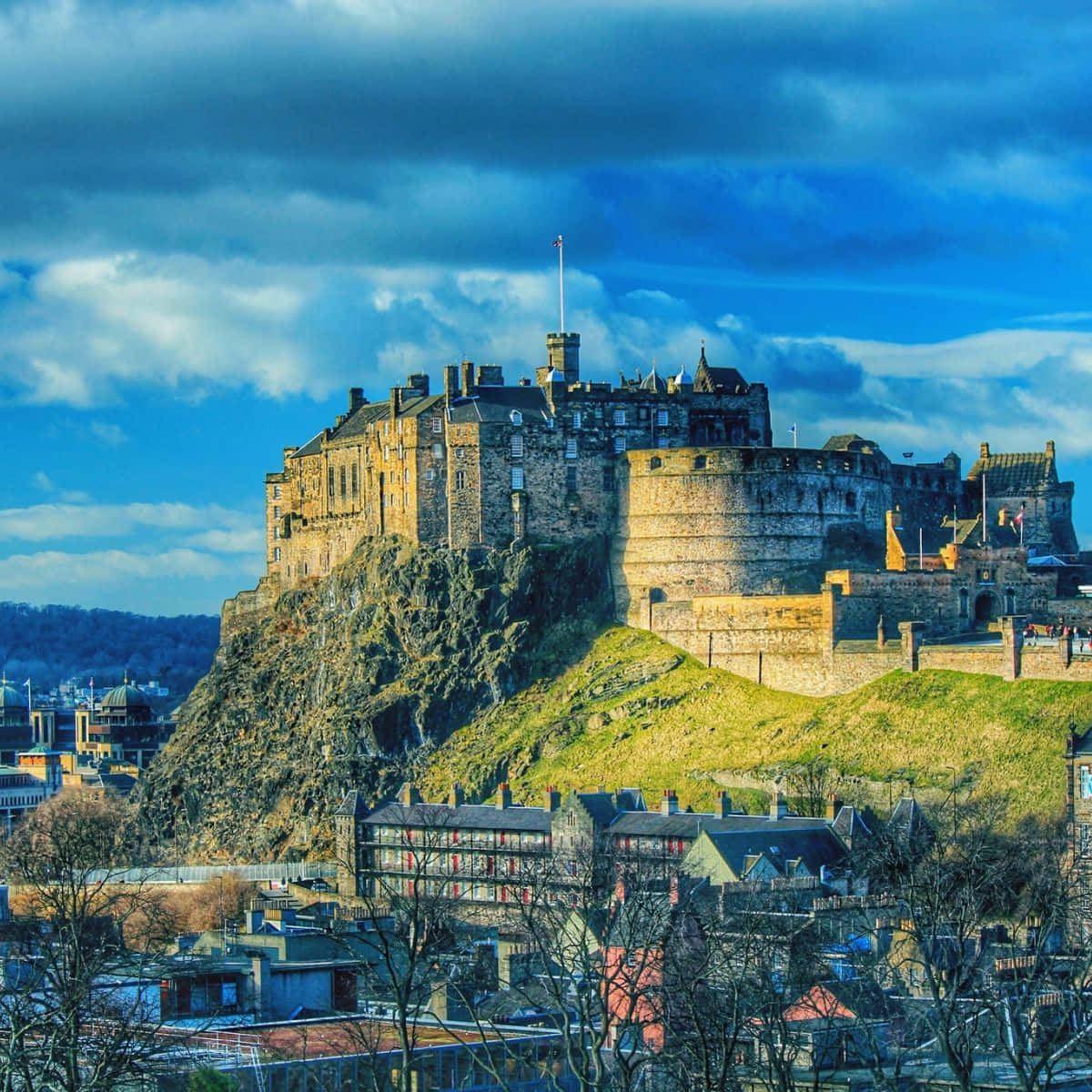 Majestic View Of Edinburgh Castle At Sunset. Wallpaper