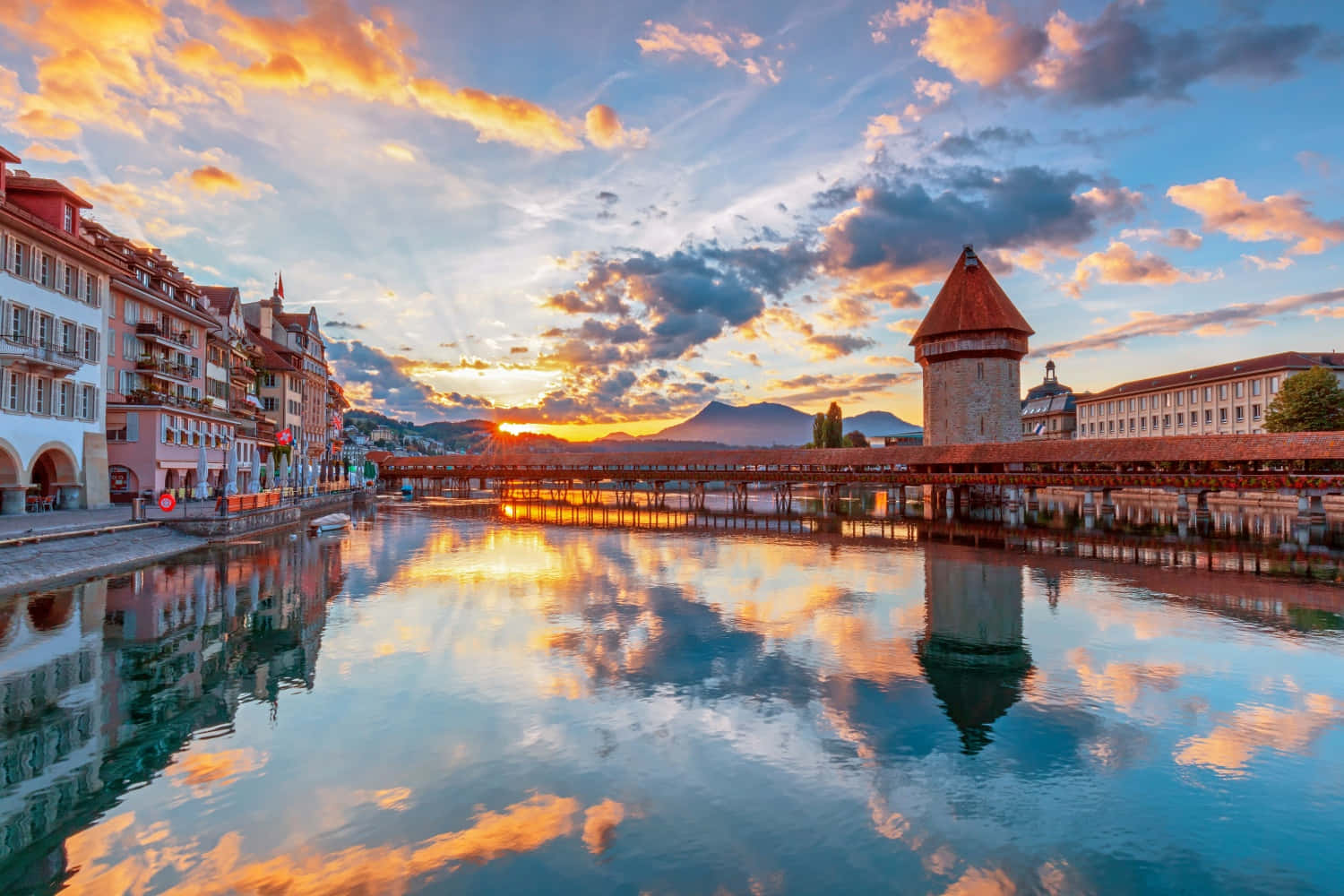 Majestic View Of Lake Lucerne Surrounded By Swiss Alps Wallpaper